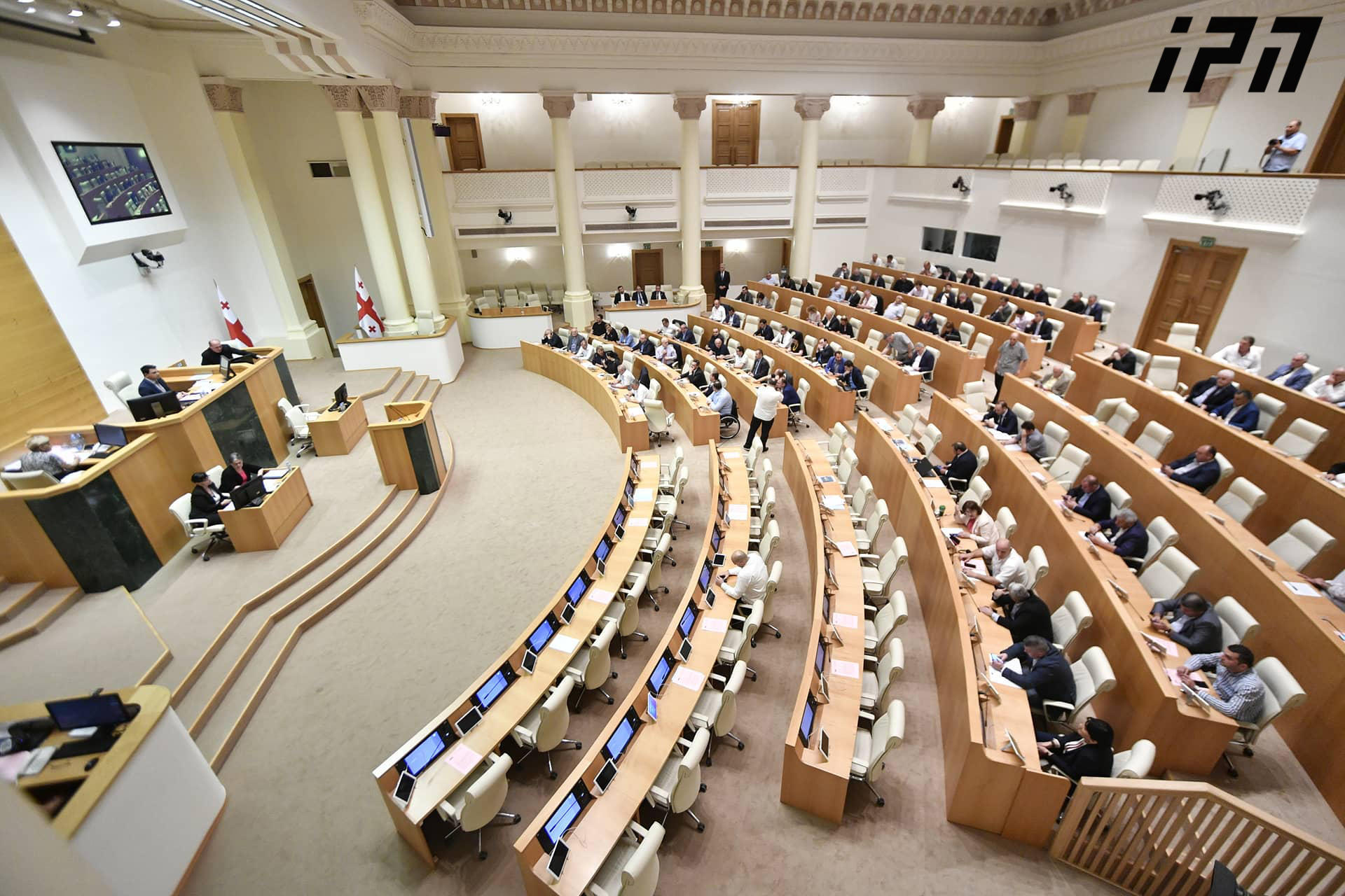 პარლამენტის სხდომაზე პროპორციულ საარჩევნო სისტემაზე უმრავლესობის ინიცირებული კანონპროექტის განხილვა მიმდინარეობს
